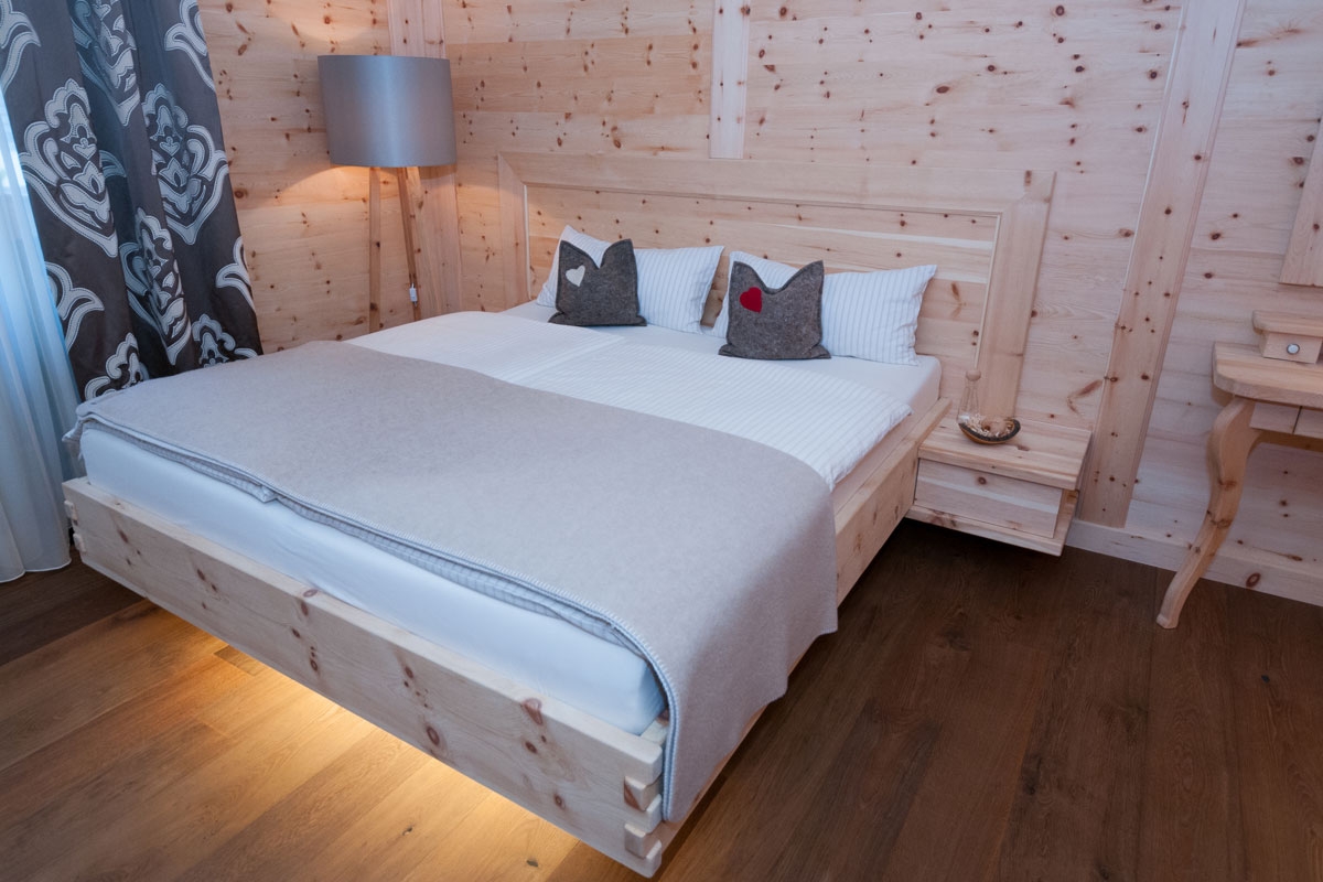 Schlafzimmer, Zirbenholz-Bett 001 © Wohnkultur Strantz / Nicole Löwy